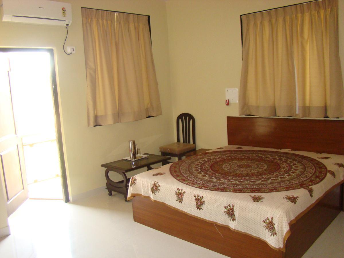 מלון אליבג Hira Laxmi Residency מראה חיצוני תמונה