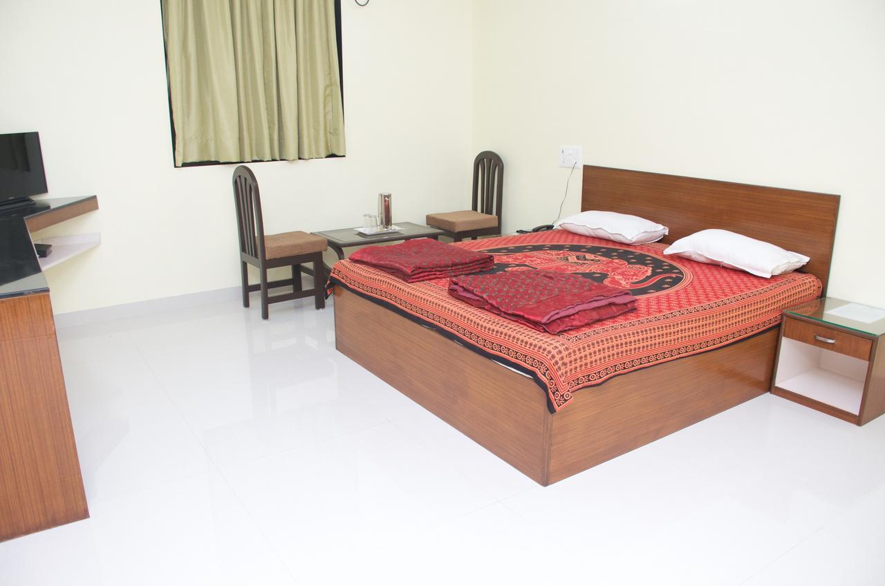 מלון אליבג Hira Laxmi Residency מראה חיצוני תמונה