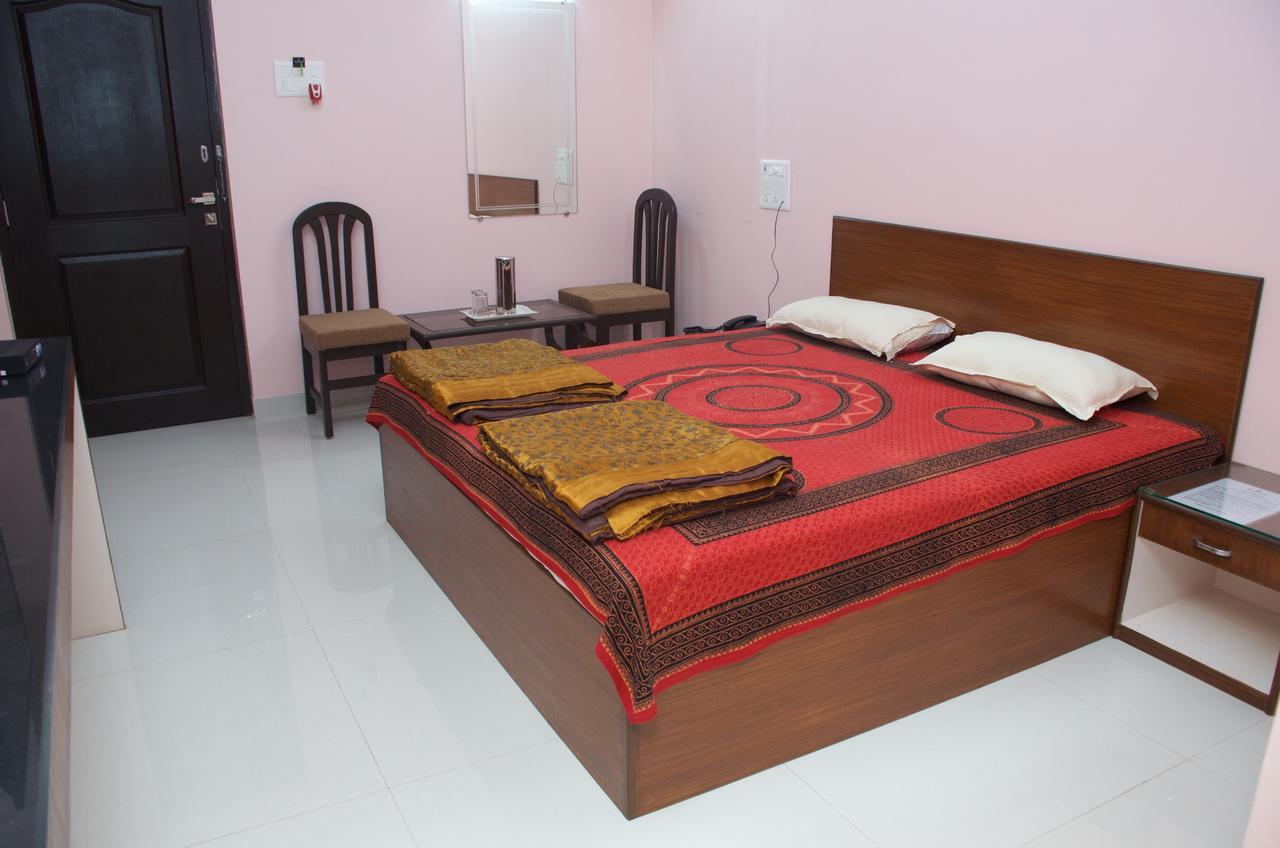 מלון אליבג Hira Laxmi Residency מראה חיצוני תמונה