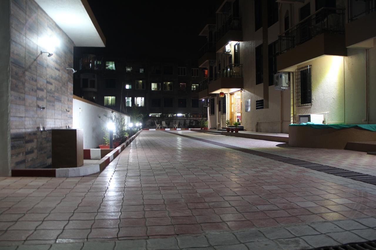 מלון אליבג Hira Laxmi Residency מראה חיצוני תמונה