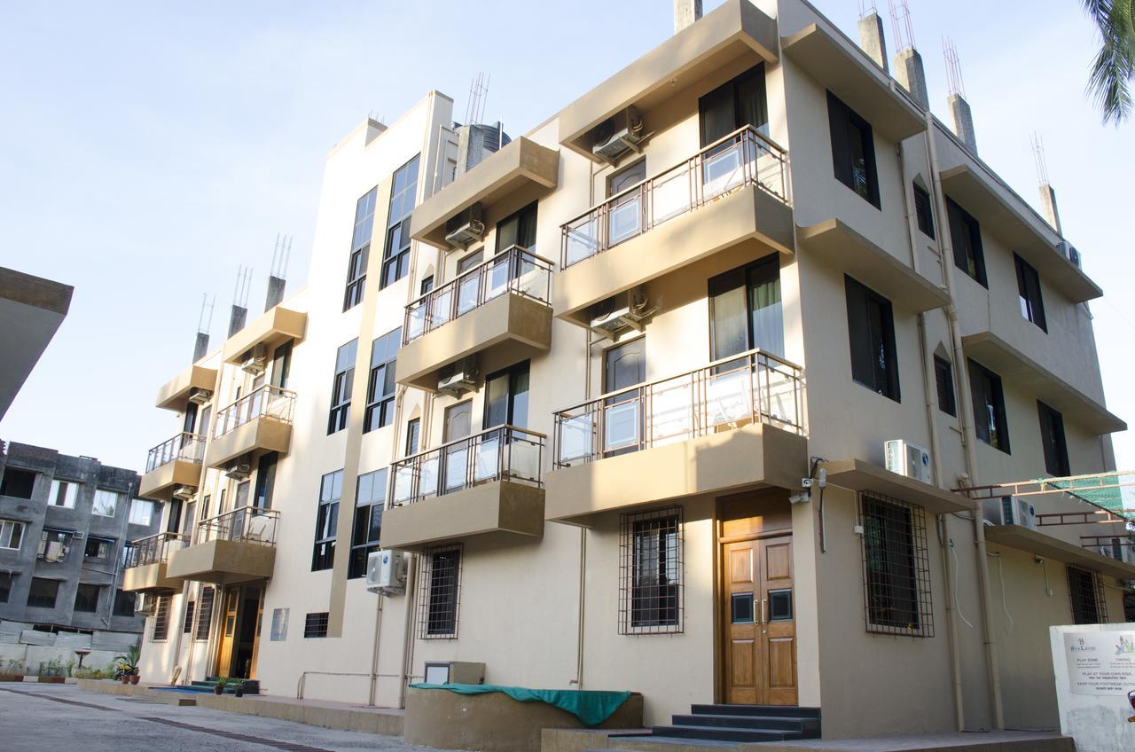 מלון אליבג Hira Laxmi Residency מראה חיצוני תמונה